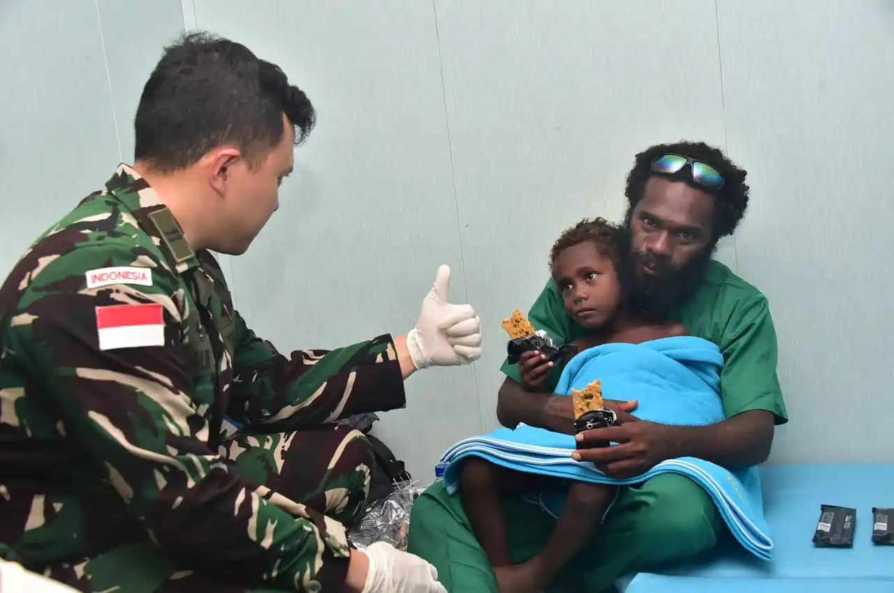 Aksi Kemanusiaan Di Laut Lepas, KRI WSH-991 Evakuasi 11 Warga Papua Nugini