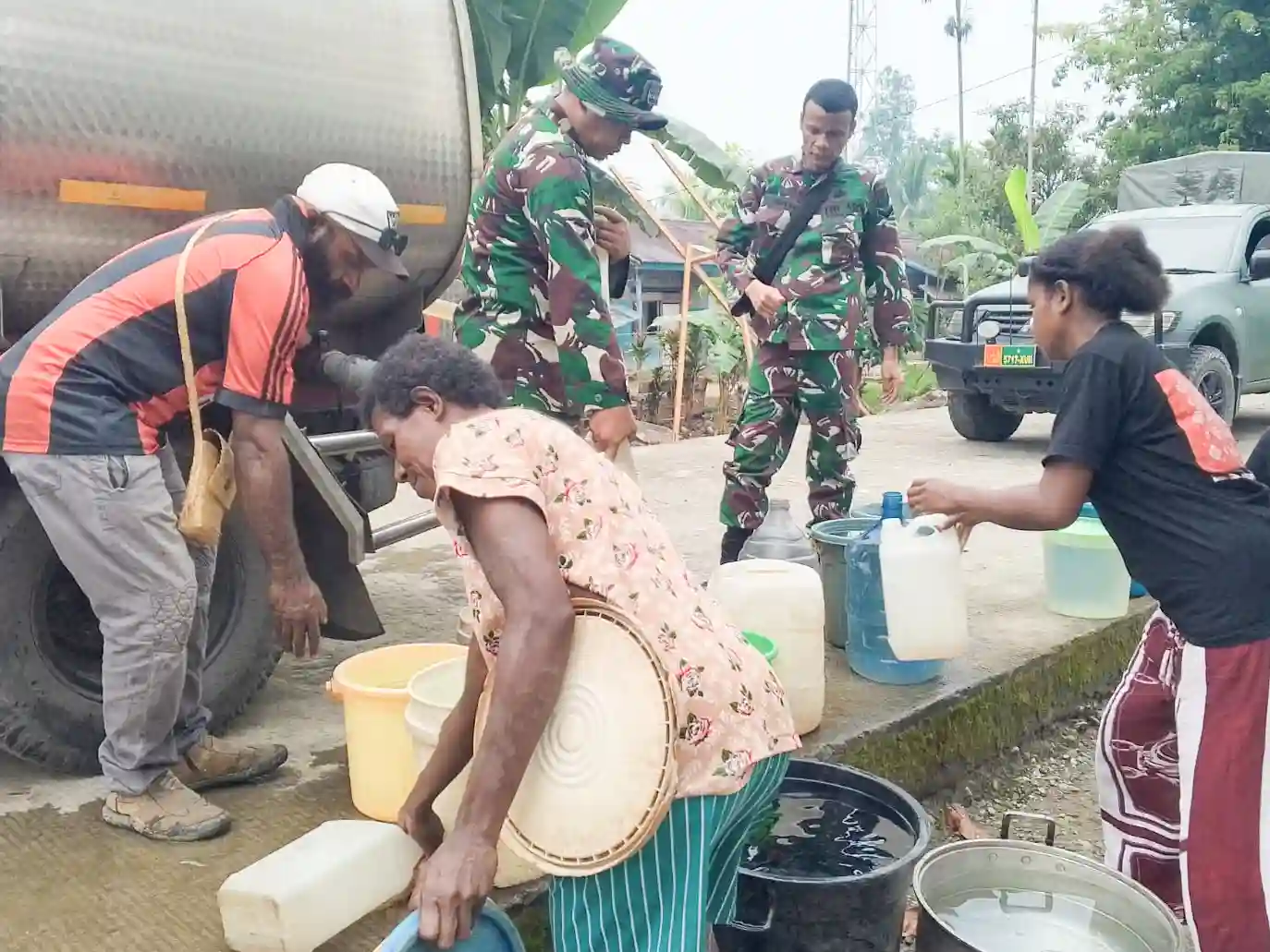 Distribusi Air Bersih kepada Warga, Koramil 1710-03/Kuala Kencana Bantu Penuhi Kebutuhan Masyarakat Distribusi Air Bersih kepada Warga, Koramil 1710-03/Kuala Kencana Bantu Penuhi Kebutuhan Masyarakat
