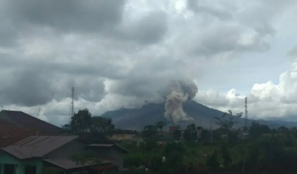 Erupsi Gunung Sinabung: Warga Diminta Waspada Hujan Abu Erupsi Gunung Sinabung: Warga Diminta Waspada Hujan Abu