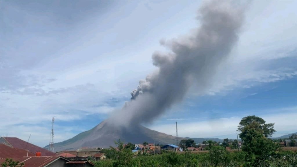 Gunung Sinabung Mengalami Erupsi: Fakta Terbaru