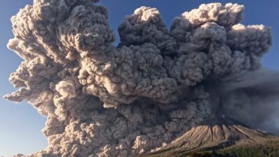 Aktivitas Terbaru Gunung Sinabung dan Dampaknya terhadap Masyarakat