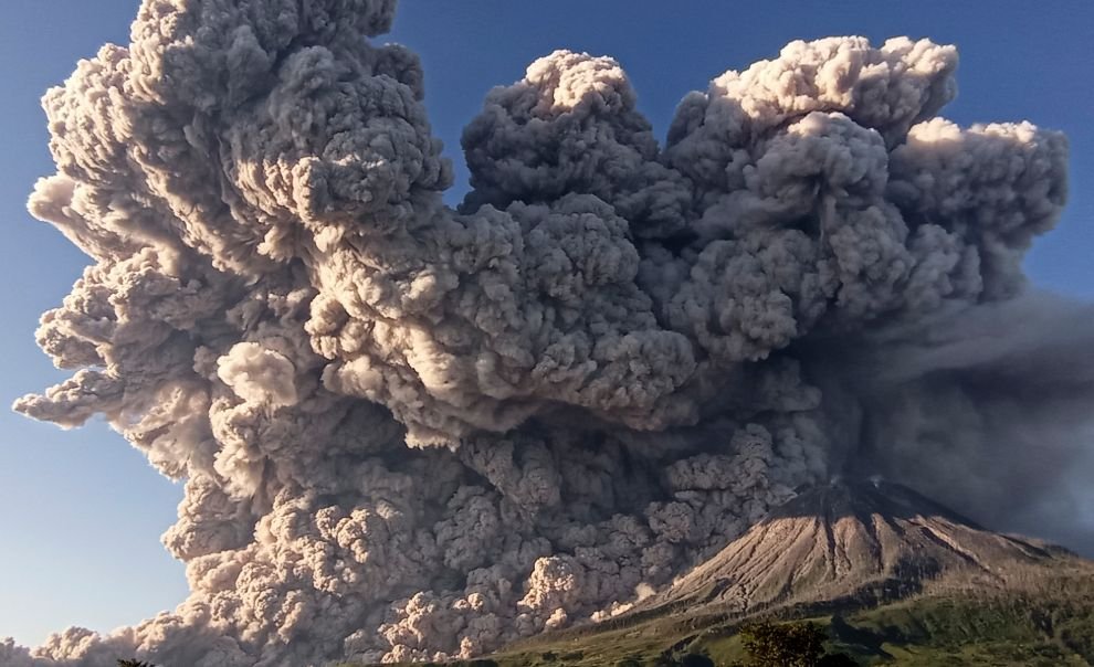 Aktivitas Terbaru Gunung Sinabung dan Dampaknya terhadap Masyarakat
