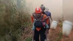 Evakuasi Heroik Nenek 80 Tahun di Mamasa