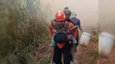 Evakuasi Heroik Nenek 80 Tahun di Mamasa
