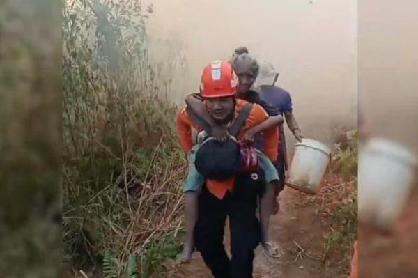 Evakuasi Heroik Nenek 80 Tahun di Mamasa