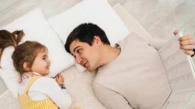 Menjelaskan Kekacauan Saat Ini kepada Anak-anak: 9 Pendekatan Menurut Psikologi