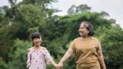 Kebiasaan Dasar Kakek-Nenek yang Membuat Cucu Merindukan Mereka
