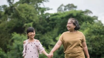 Kebiasaan Dasar Kakek-Nenek yang Membuat Cucu Merindukan Mereka