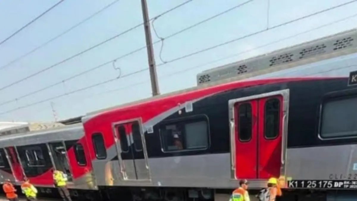 Evakuasi Gerbong KRL Anjlok di Jakarta Kota