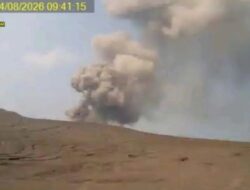 Efek Abu Vulkanik Erupsi Anak Krakatau di Parung Panjang