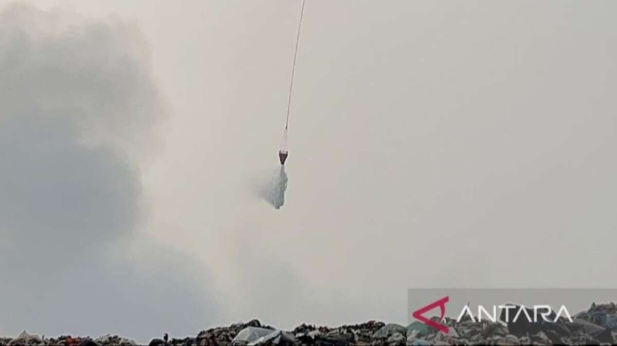 Pemadaman Kebakaran di TPA Galuga, Bogor