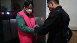 Kejari Karawang Menahan Tersangka Korupsi KPR