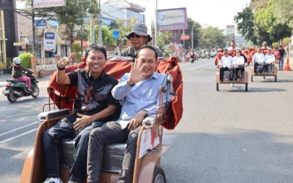 Pemberian 200 Becak Listrik Untuk Pengemudi di Cirebon