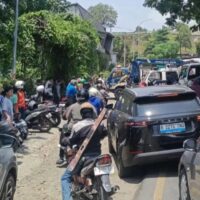 Kecelakaan Elf Besan di Kali Cikumpa: Evakuasi Sukses tetapi Lalu Lintas Masih Padat