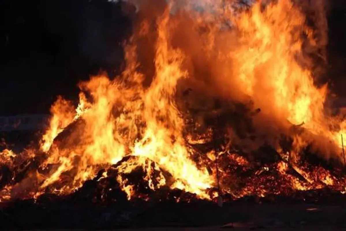 Kebakaran Melanda Kawasan Pergudangan Kosambi, Puluhan Petugas Dikerahkan