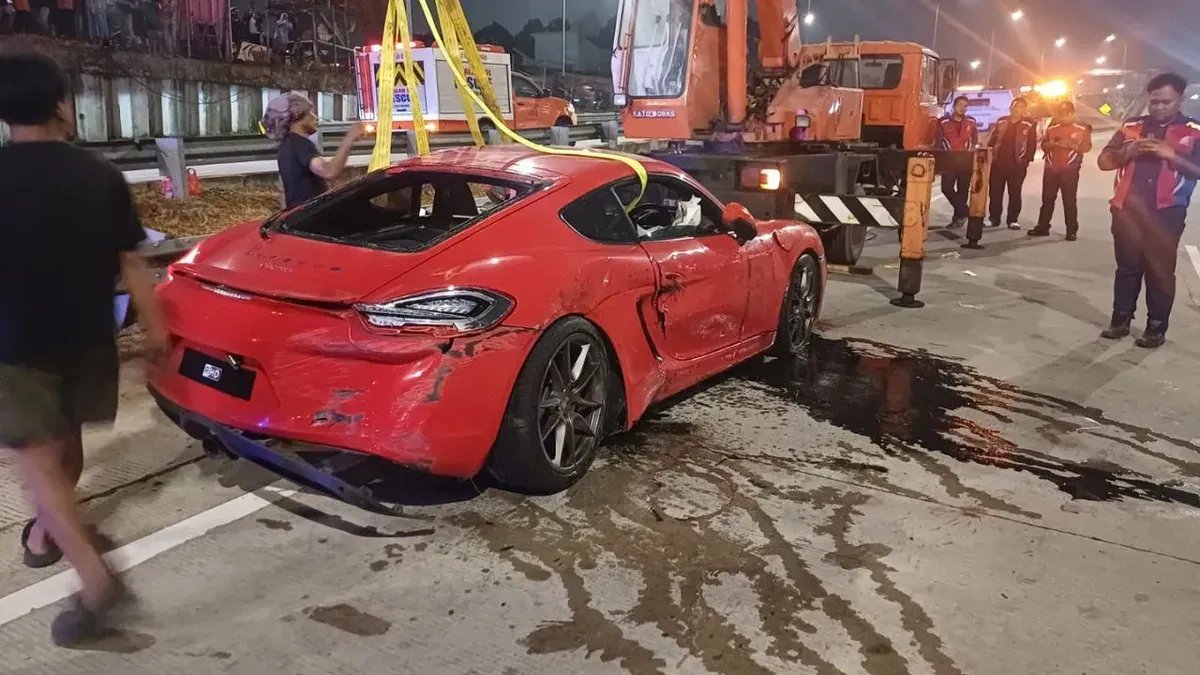 Kecelakaan Tunggal Mobil Sport di Tol Desari