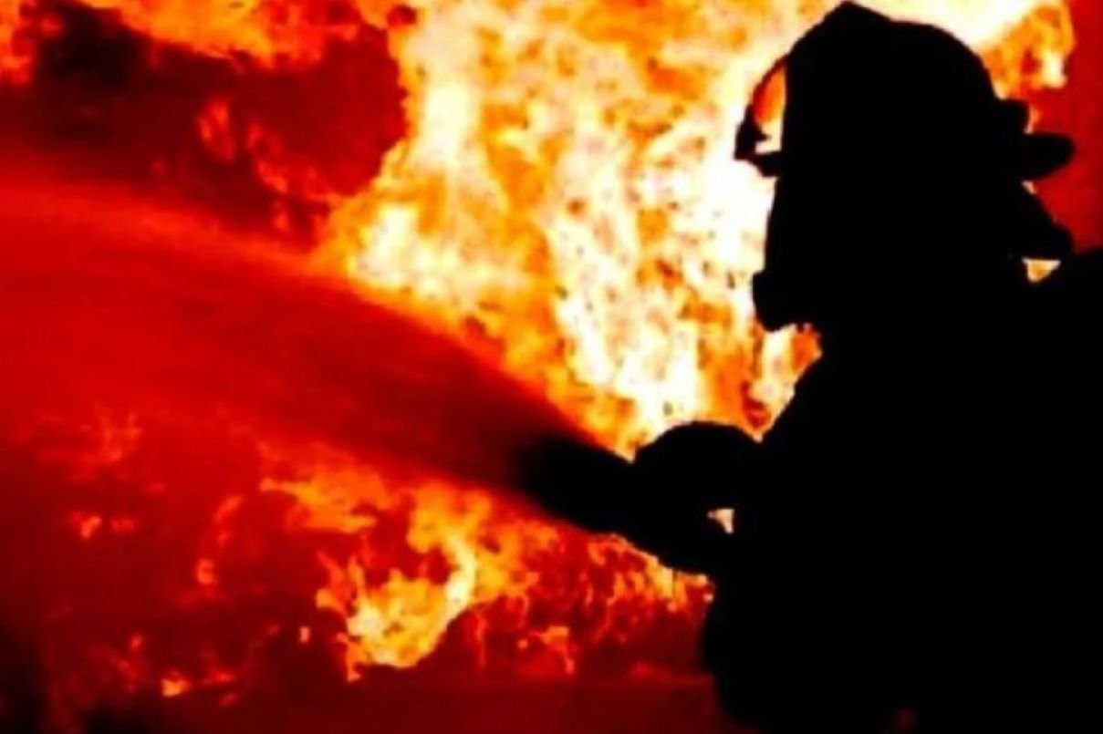 Kebakaran Hebat di Bengkel Cat Mobil Surabaya