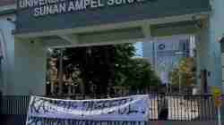Mahasiswa UINSA Tuntut Rektor Mundur Dengan Aksi Penyegelan Kampus