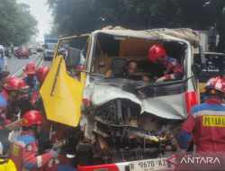 Sopir Truk Terjebak Pasca Kecelakaan di Jalan Raya Bogor