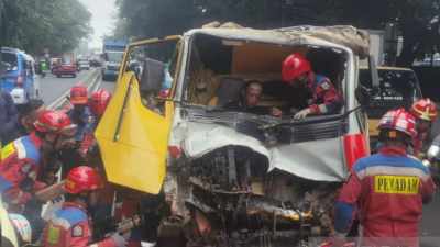 Sopir Truk Terjebak Pasca Kecelakaan di Jalan Raya Bogor
