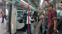 Antusias Warga Uji Coba LRT Jakarta di Hari Terakhir Tarif Promo Antusias Warga Uji Coba LRT Jakarta di Hari Terakhir Tarif Promo