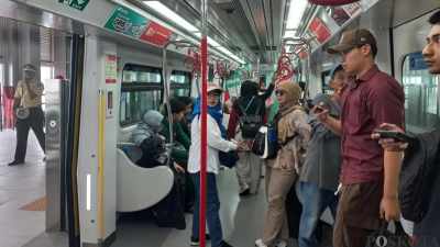 Antusias Warga Uji Coba LRT Jakarta di Hari Terakhir Tarif Promo Antusias Warga Uji Coba LRT Jakarta di Hari Terakhir Tarif Promo