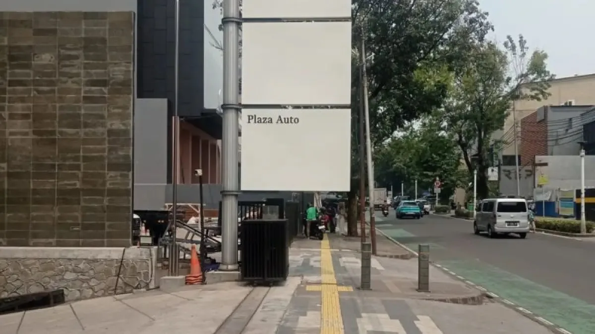 Tindakan Tegas Terhadap Reklame yang Halangi Pejalan Kaki di Jakarta
