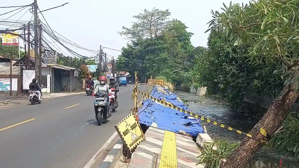 Kerusakan Trotoar Taman Secawan Depok: Perbaikan yang Tak Kunjung Datang