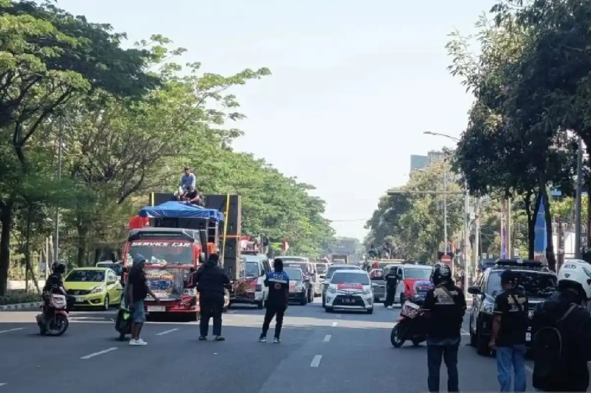 Aksi Unjuk Rasa Sopir Truk di Surabaya: Dorong Penghapusan Barcode Solar Subsidi