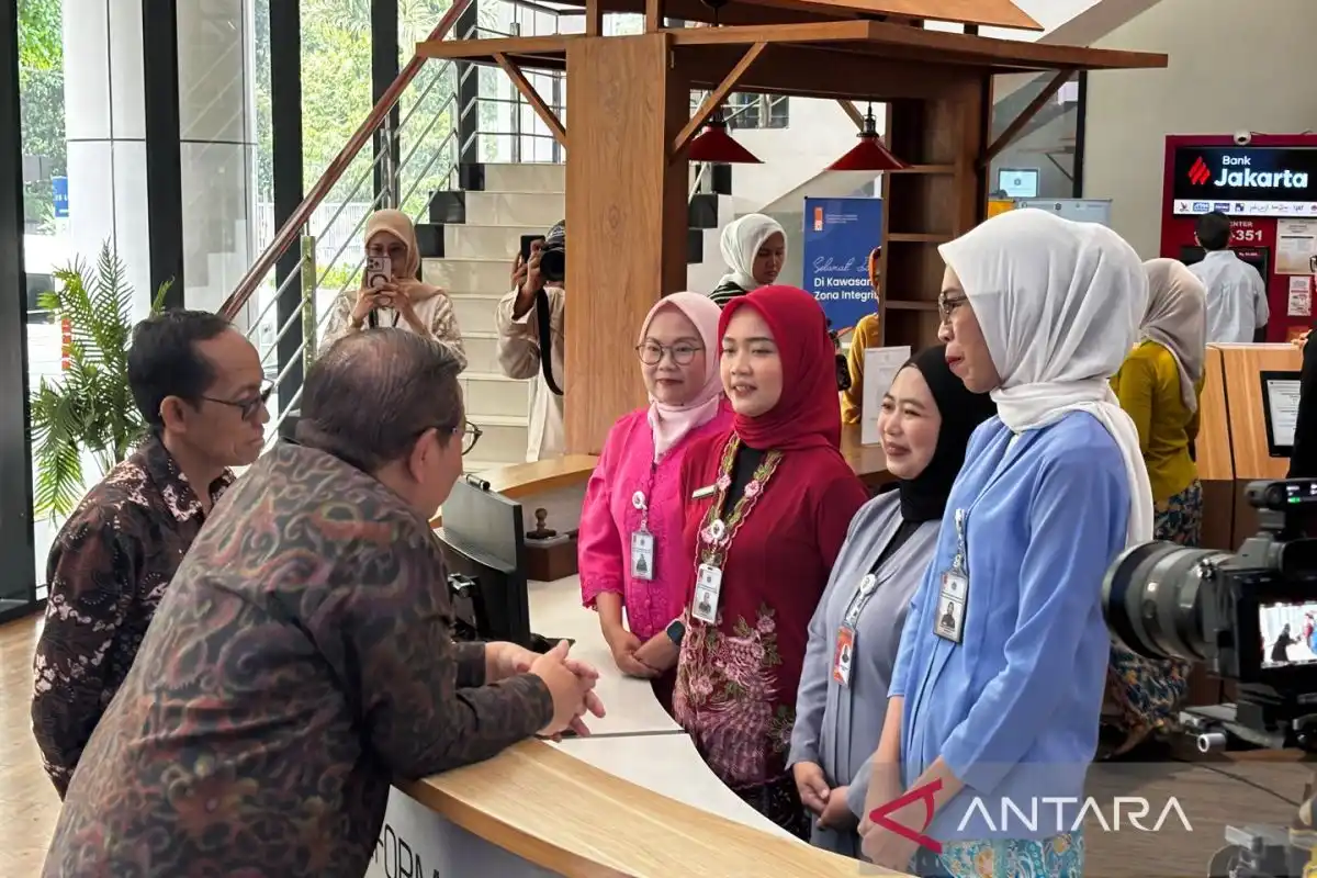 Pramono Anung Tinjau Layanan Perizinan di Jakarta