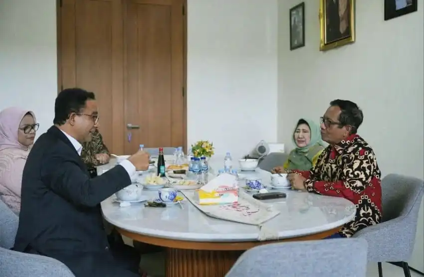 Anies Bersilaturahmi ke Rumah Mahfud MD di Sleman, Keduanya Bagikan Momen Pertemuan