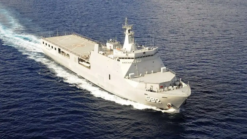 LPD TNI AL Sebelum KRI Sriwijaya dan Perannya sebagai Kapal Induk Mini