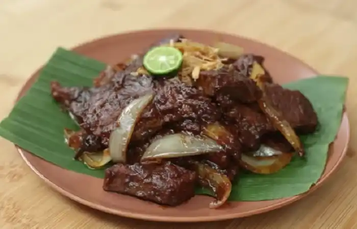 Dilansir dari akun YouTube Devina Hermawan, semur panggang dapat dibuat menggunakan bahan-bahan yang mudah ditemukan di dapur