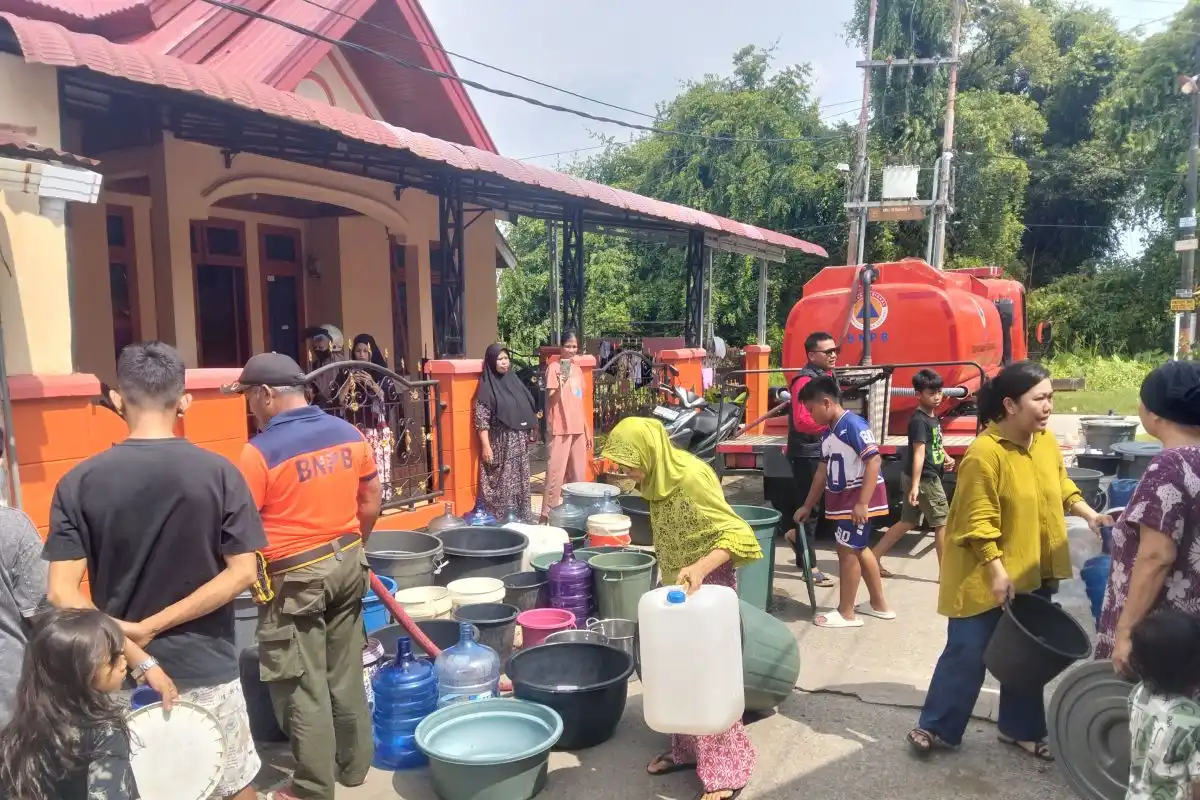 Namun demikian genangan banjir menyisakan material di lingkungan pemukiman, dan beberapa rumah di kawasan Lapau Manggu mengalami rusak