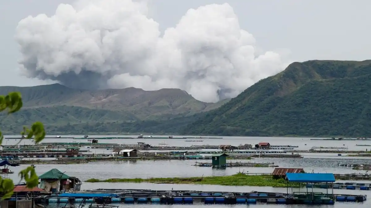 Erupsi Freatomagmatik Gunung Taal Picu Evakuasi Warga di Filipina