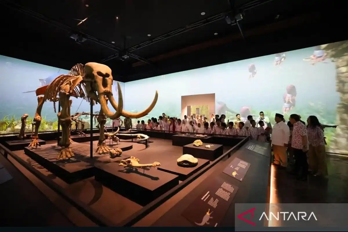 Prabowo Tinjau Koleksi Museum Nasional Bersama Pelajar pada Hari Museum Indonesia