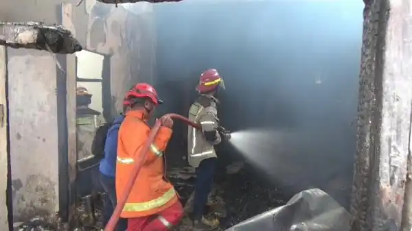 Kebakaran Hanguskan Gudang Perlengkapan Pernikahan di Purwakarta