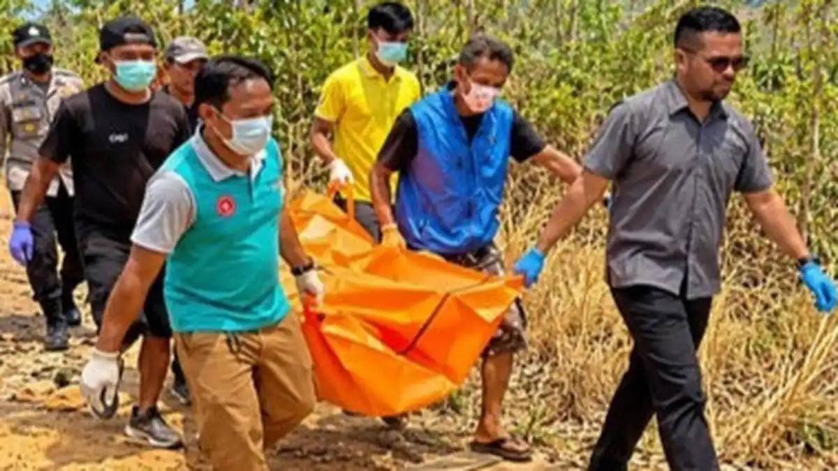Evakuasi Jasad Perempuan Tak Dikenal Berlangsung Sulit di Kebun Jati Sukabumi