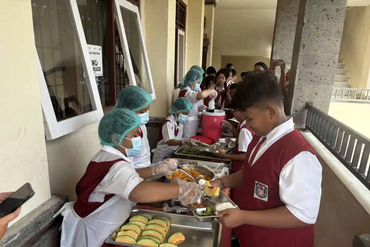 Uji Coba MBG Prasmanan di SDN 14 Dangin Puri Bentuk Kemandirian Siswa