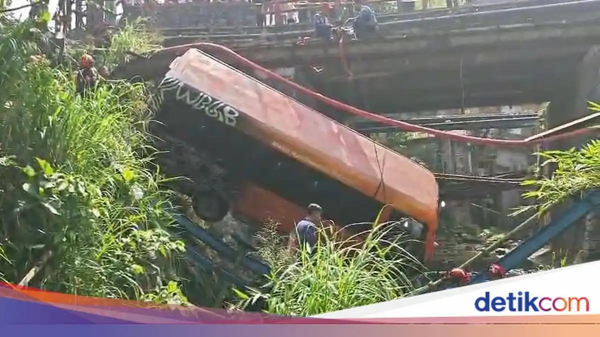 Elf Tanpa Penumpang Terjun ke Sungai di Bogor Setelah Diduga Alami Rem Blong