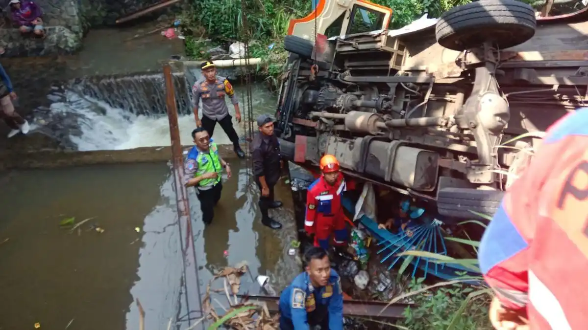 Kronologi Elf Terjun ke Sungai di Ciawi Setelah Diduga Rem Bermasalah