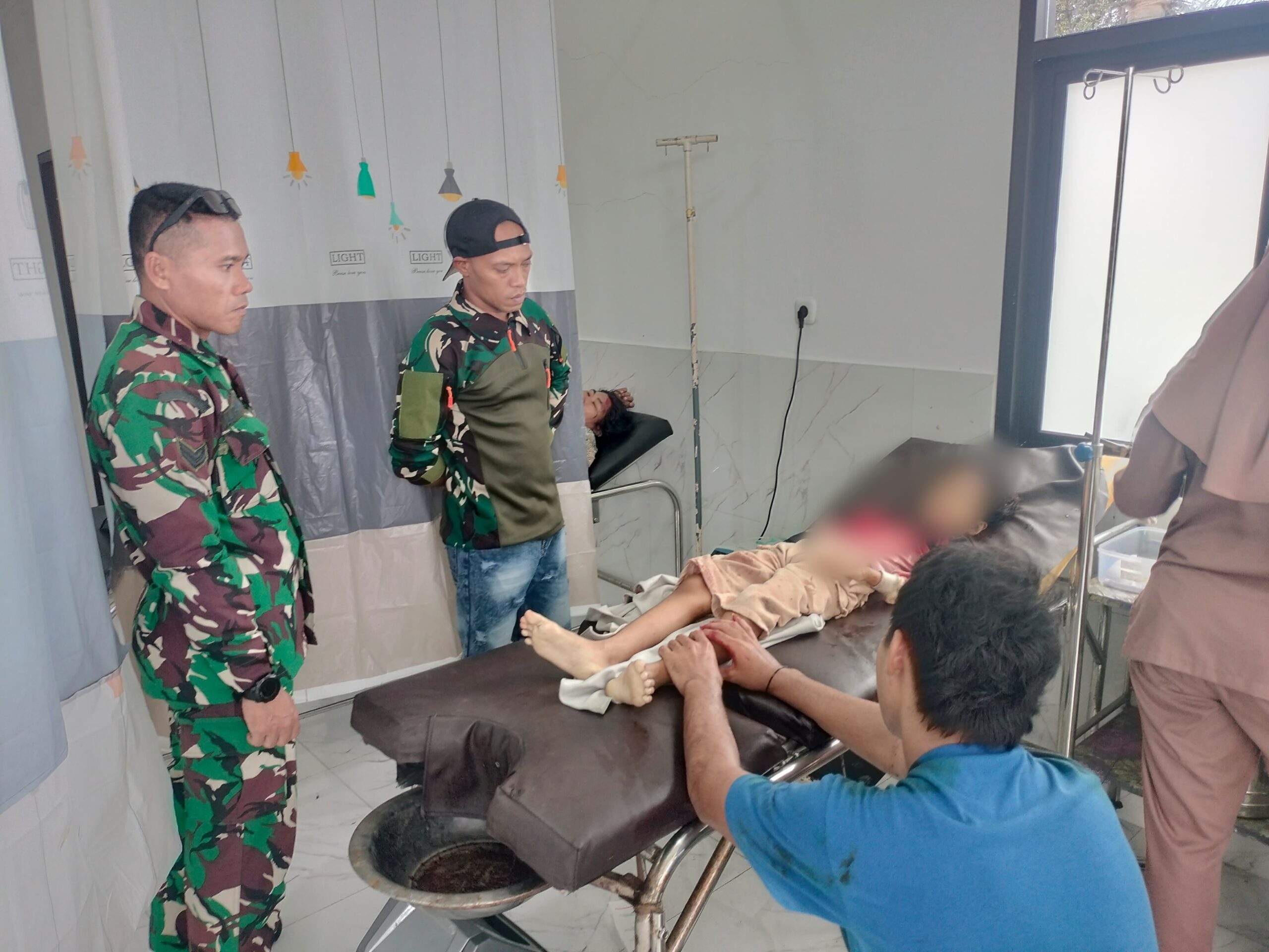 Kecelakaan Tunggal Renggut Nyawa, Anggota TNI Sigap Bantu Evakuasi Korban